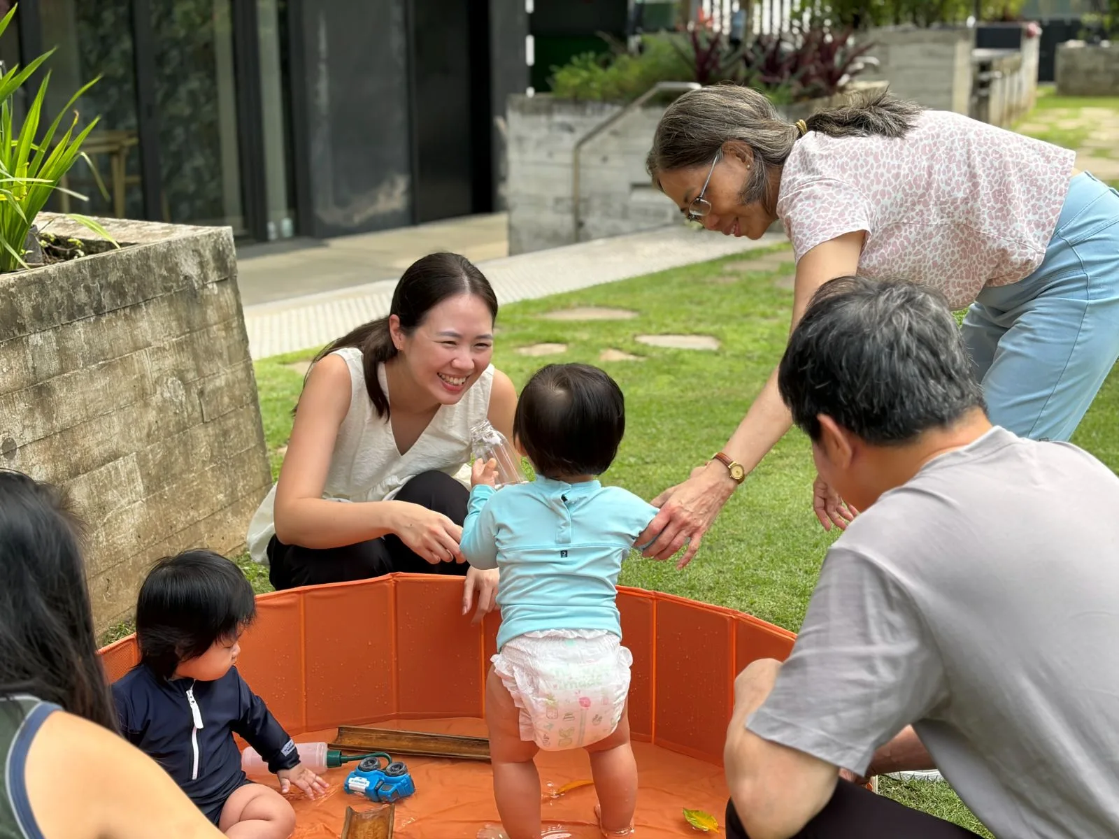 Families and babies at an outdoor Speech In Play session